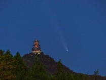 彗星与定都阁神奇同框 夜空亮丽弧线