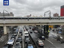 上海早高峰受强降雨影响 交通出行受阻