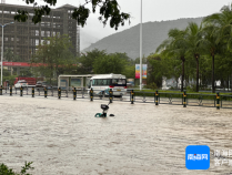 三亚教育局回应让家长暴雨天接娃 暴雨红色预警后紧急停课