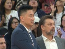 徐杰落地踩到于德豪 崴脚被抬离场 于德豪垫脚引争议