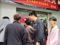 管够！湖南农大麻辣烫店主国庆挂横幅请假结婚，完婚后带80斤喜糖请师生吃