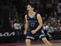 河村勇辉迎来NBA生涯正式首秀 妙传篮下送出1次助攻 末节短暂亮相