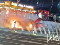 百万保时捷跑车街头行驶中疑自燃 当地回应：未造成人员伤亡