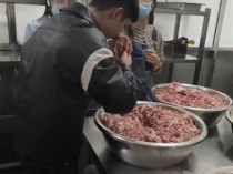 家长吐槽昆明一学校食堂卖“臭肉”，教体局已介入