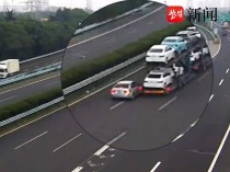 临近匝道口突然减速变道，碰撞右侧车辆承担全责