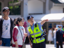 民警化身导游帮助迷路游客 武汉警方暖心守护国庆旅游平安