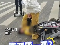 醉酒女当街踩踹外卖小哥，重庆警方通报：女子已被刑拘