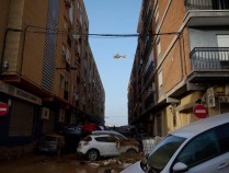 西班牙洪水致近百人死亡　巴伦西亚一天下一年雨量 暴雨引发历史级洪灾