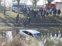 上海松江两车相撞，一轿车冲入河道！市民及时救出司机