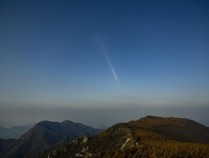 彗星飞过北京上空画面 六万年一遇奇观