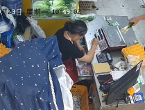 66岁女店员被指一年半“零星顺走”果蔬店20万营业款，店主称涉事店员下跪道歉，自己心软本想私了对方却失联