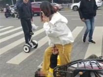 重庆一女子酒后当街踹踏踢打外卖员，警方：打人女子已被刑拘