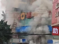 成都一临街店铺突发火灾超20人送医，楼上有多家酒店，消防从二楼窗口转移一昏迷女子