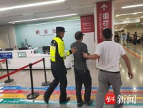 男子断指急需就医，交警紧急开道护送