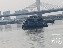 河南周口一河道内有船沉没 当地回应：机舱破损进水所致，正在打捞