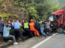 路边响起响亮的号子，警民合力抢救生命