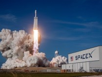 SpaceX龙飞船带4名美国宇航员返回地球：在太空滞留八个月