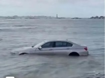 事发泉州！众人合力从海上拖回一辆宝马车！