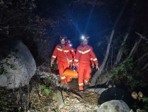 女子登山身体突发不适求助，北京密云消防担架救援