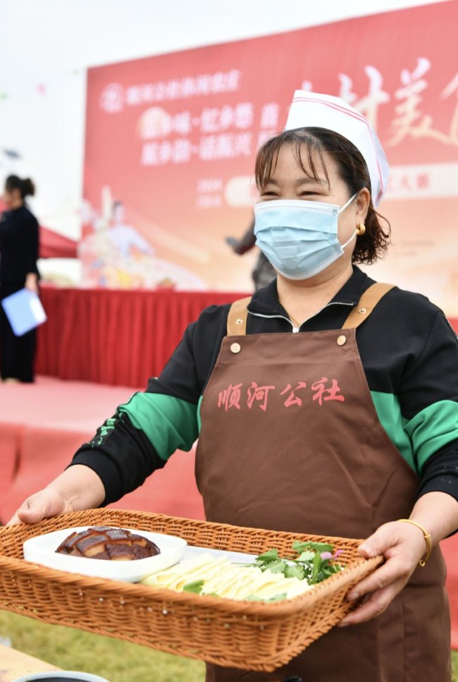 2024年10月6日，安徽阜阳，颍泉区街头社区首届乡村美食节暨“顺和公社杯”厨艺大赛开赛，来自该社区20多名参赛选手进行了刀工、火候、速度、拼盘等厨艺的比赛角逐。丰富了国庆假期人们的美食文化生活。