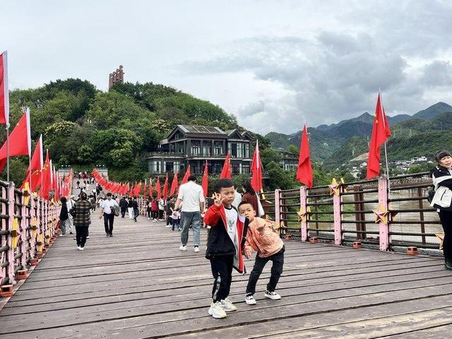 贵州红色景点国庆假期受追捧 红色旅游成为新风尚