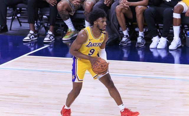 恭喜詹姆斯！NBA历史性一刻即将到来，父子同台，了不起的成就