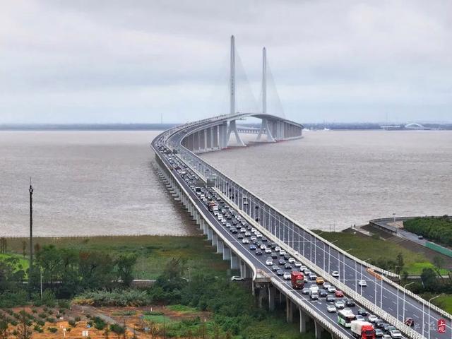 上海长江隧桥返沪方向 拍出停车场的感觉 雨中长假返程高峰