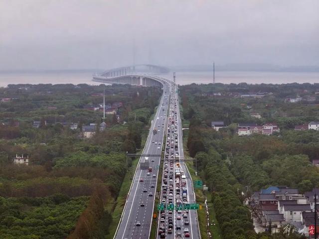 上海长江隧桥返沪方向 拍出停车场的感觉 雨中长假返程高峰