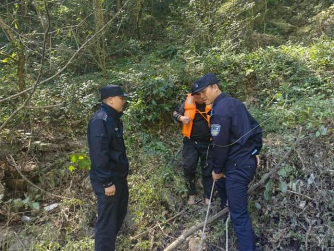 井冈山警方连夜搜救16小时 游客平安获救