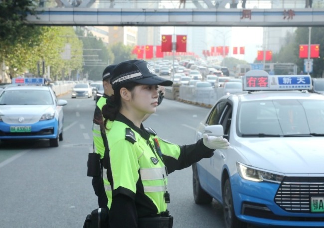 民警化身导游帮助迷路游客 武汉警方暖心守护国庆旅游平安