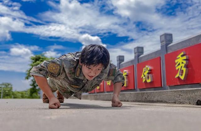 高考649分的特战女排长 学霸女兵的荆棘之路