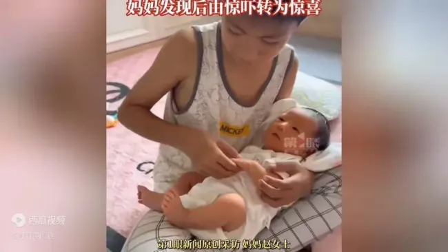 担心吵醒爸爸 哥哥小心抱起妹妹哄 哥哥细腻举动感动网友