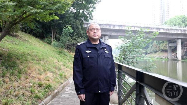 老民警休假期间跳河救人 群众点赞真帅 本能反应显担当