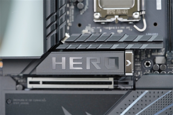 英特尔Ultra旗舰座驾！华硕ROG MAXIMUS Z890 HERO主板图赏