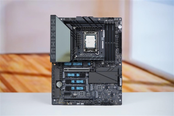 英特尔Ultra旗舰座驾！华硕ROG MAXIMUS Z890 HERO主板图赏