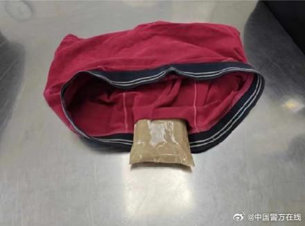 男子裆部藏339颗珍珠 欲入境被拦