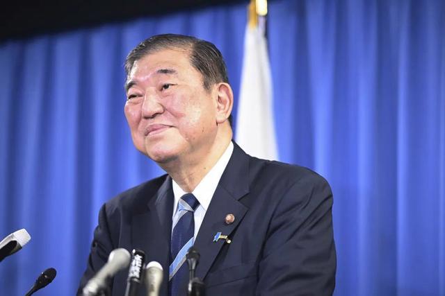 日本首相石破茂支持率大跌