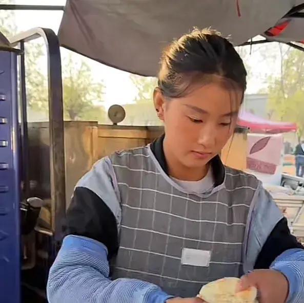 烤牌姑娘说没有想过做网红 淳朴善良打动人心