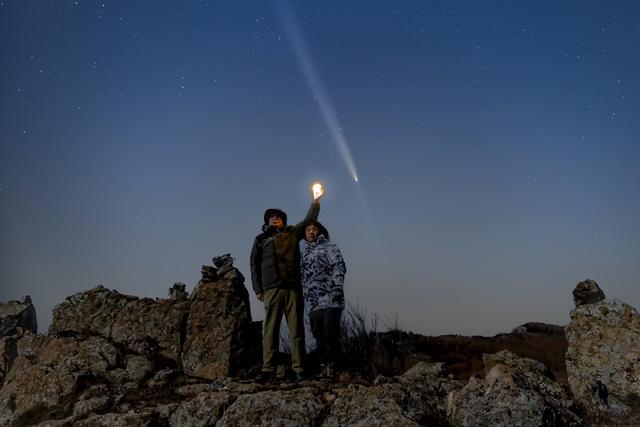 彗星飞过北京上空画面 六万年一遇奇观