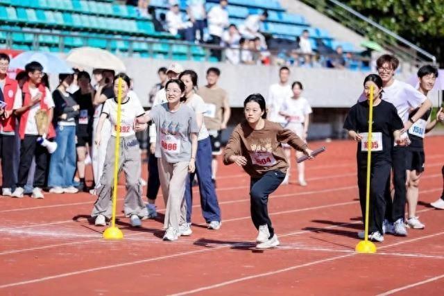 奥运冠军陈芋汐现身上海大学运动会