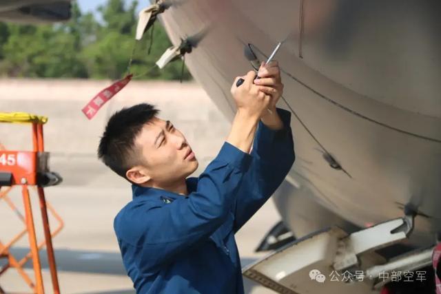 硬核现场：中部战区数架运20加力升空 看“鲲鹏”出击直冲云霄 实战化练兵热潮