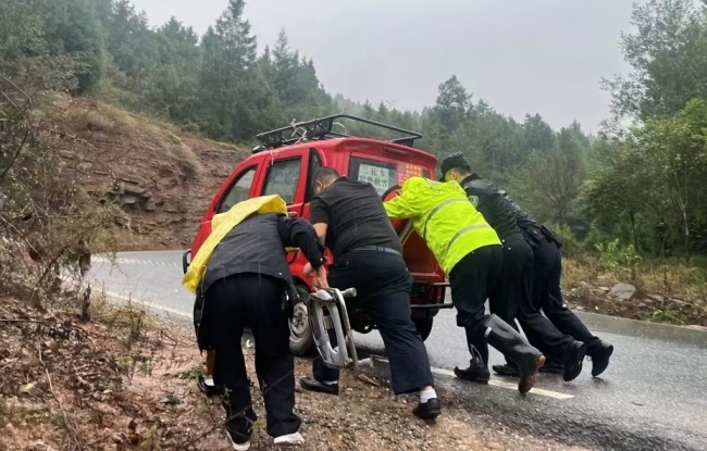 三轮车过马路侧翻路人齐力救人 警民合力救援