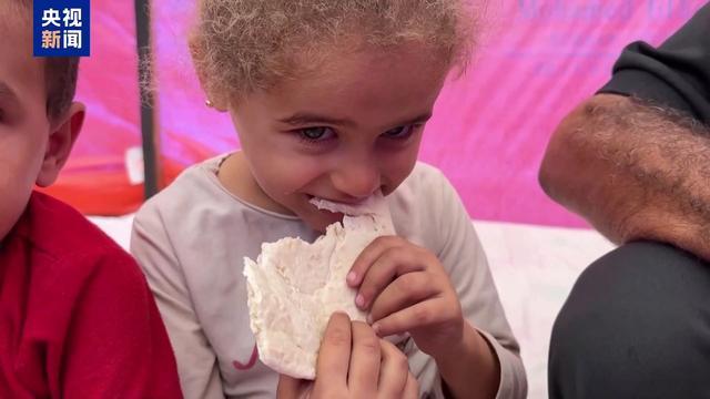 加沙民众一家人分食一块大饼 饥饿危机加剧