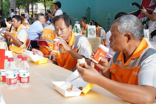 今天致敬每一位“橙光者” 爱心早餐温暖人心