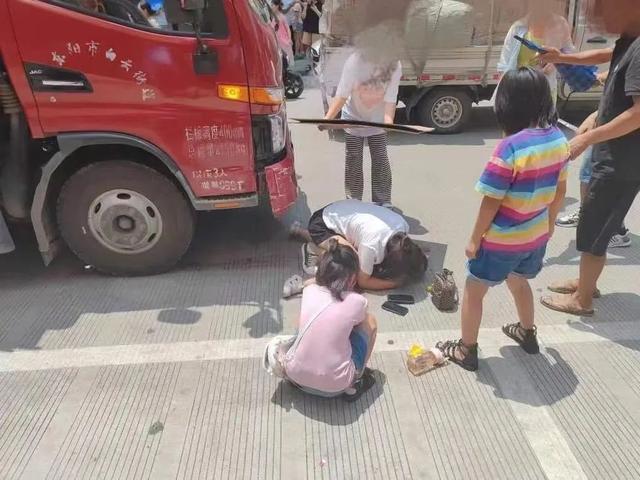 遭货车碾压的男孩被医生救回