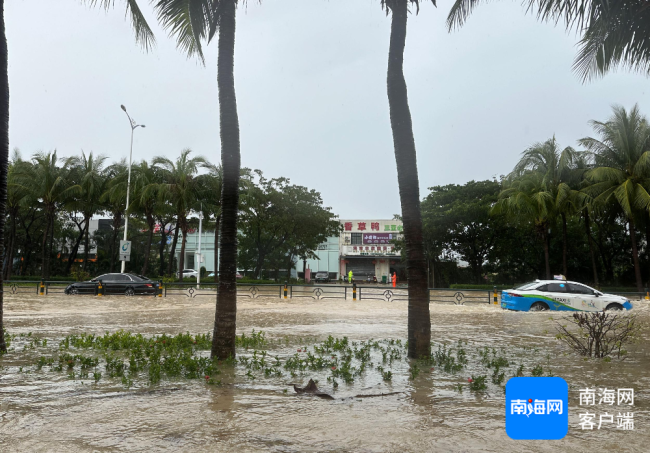 三亚教育局回应让家长暴雨天接娃 暴雨红色预警后紧急停课