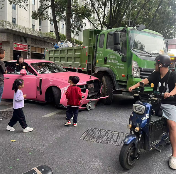 撞劳斯莱斯货车司机儿子发声：奔驰车是自己创业买的 没想过装穷不赔